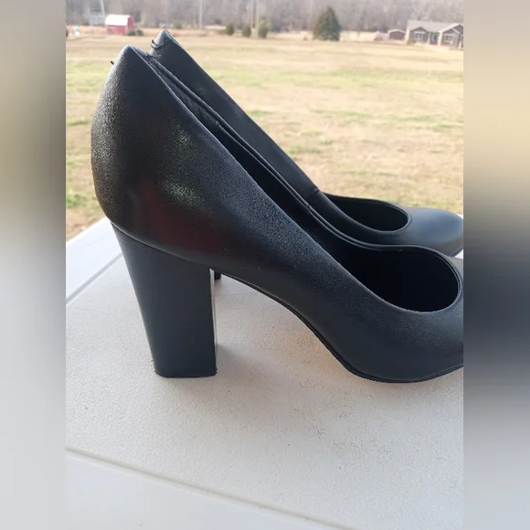 Isola Elegant Black Pumps - Picture 4 of 13